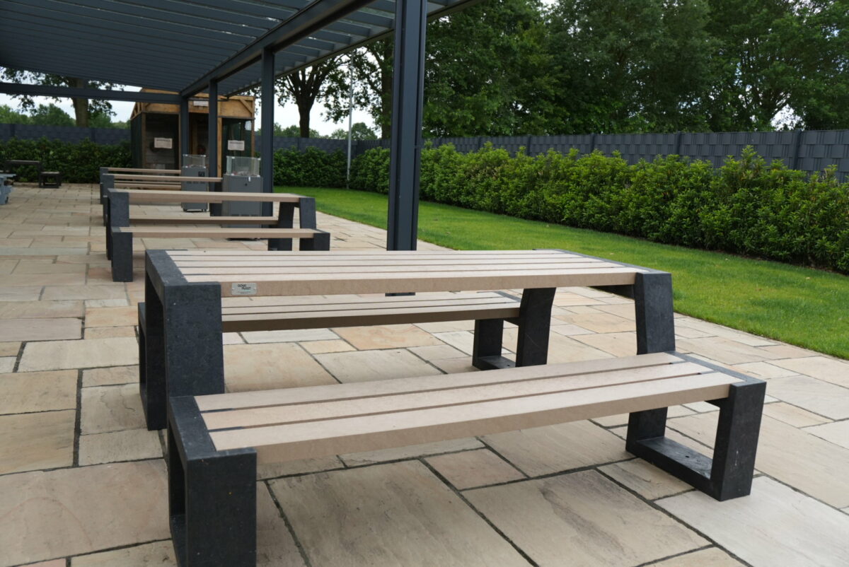 Circulair straatmeubilair of duurzaam straatmeubilair: wat is écht beter? 1 SKWshop projectrealisatie met duurzame picknicksets Govaplast parkmeublair in Nordhorn
